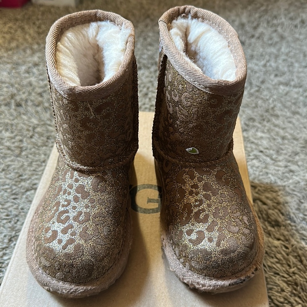 UGG